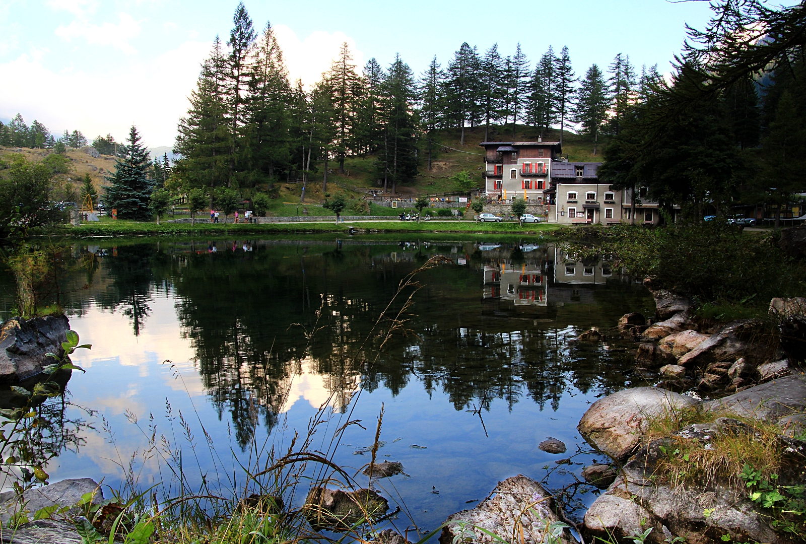 Riflessi al lago del laux