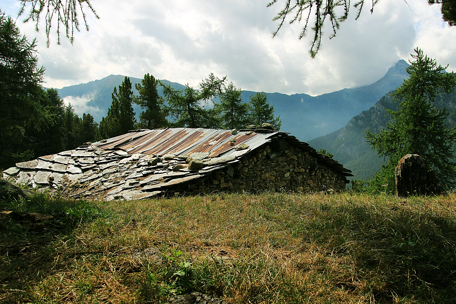 Old log cabin going up to the lake Bagnour
