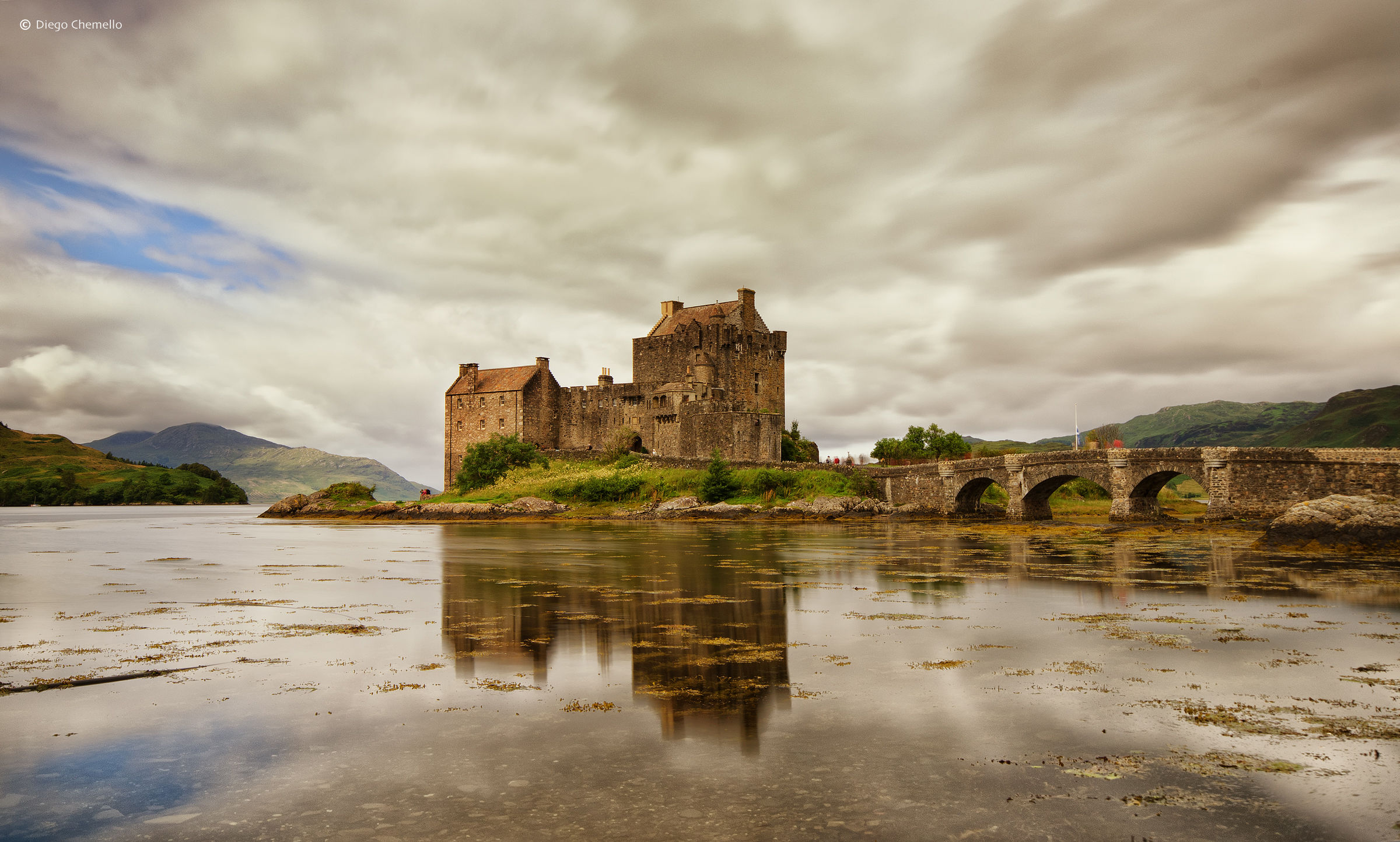 Riflessi sul lago di Eilean Donan Castle - Scozia