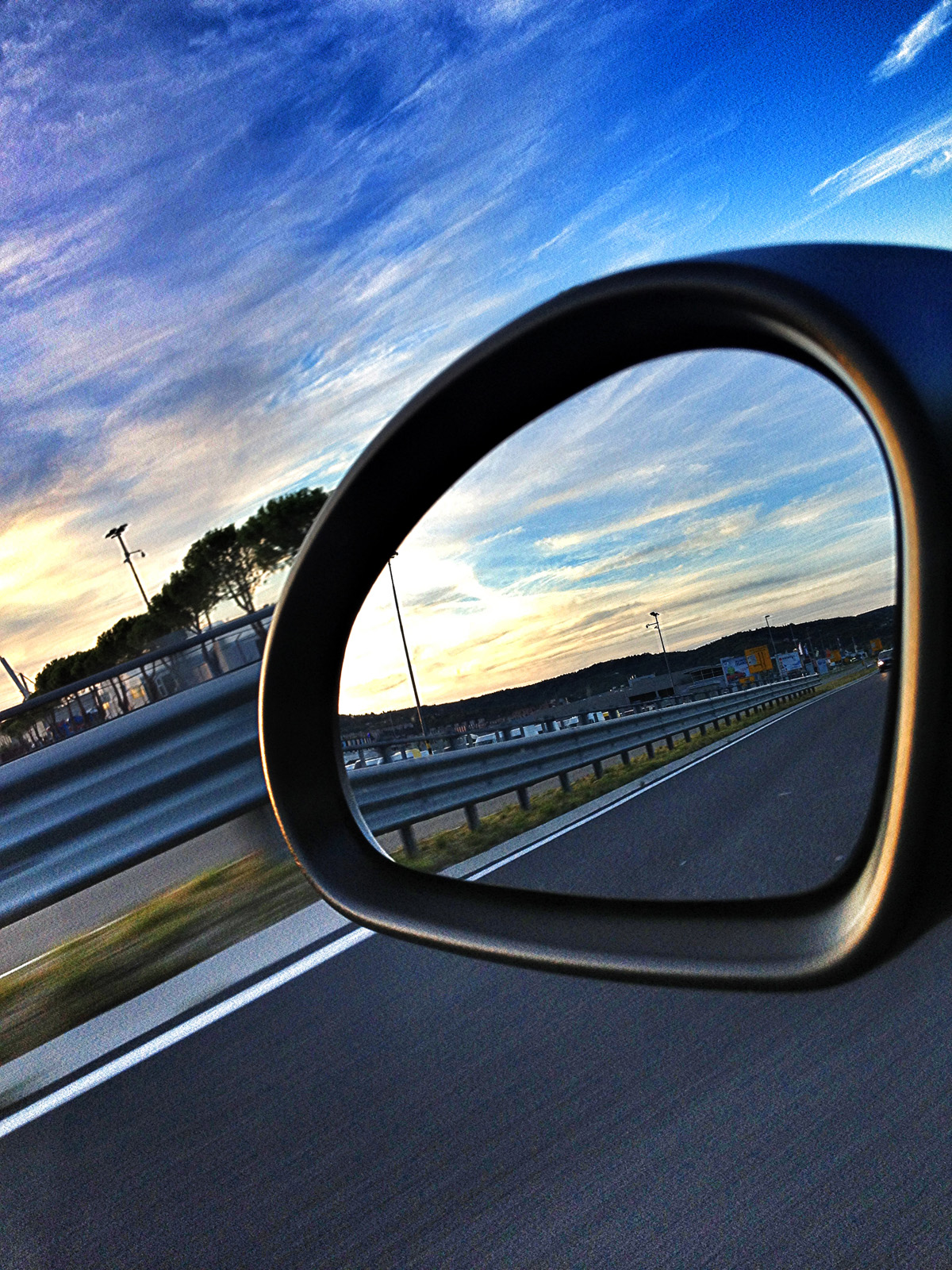 la strada nello specchio... (scatto iPhone 4s)