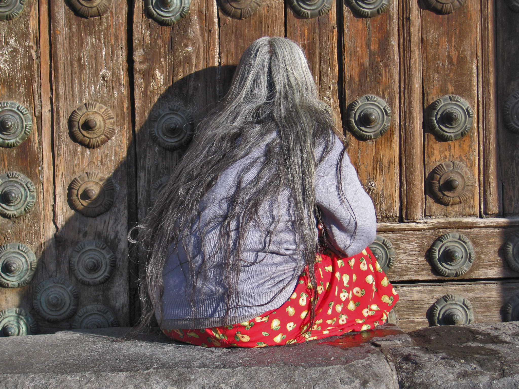 Sulla porta della chiesa