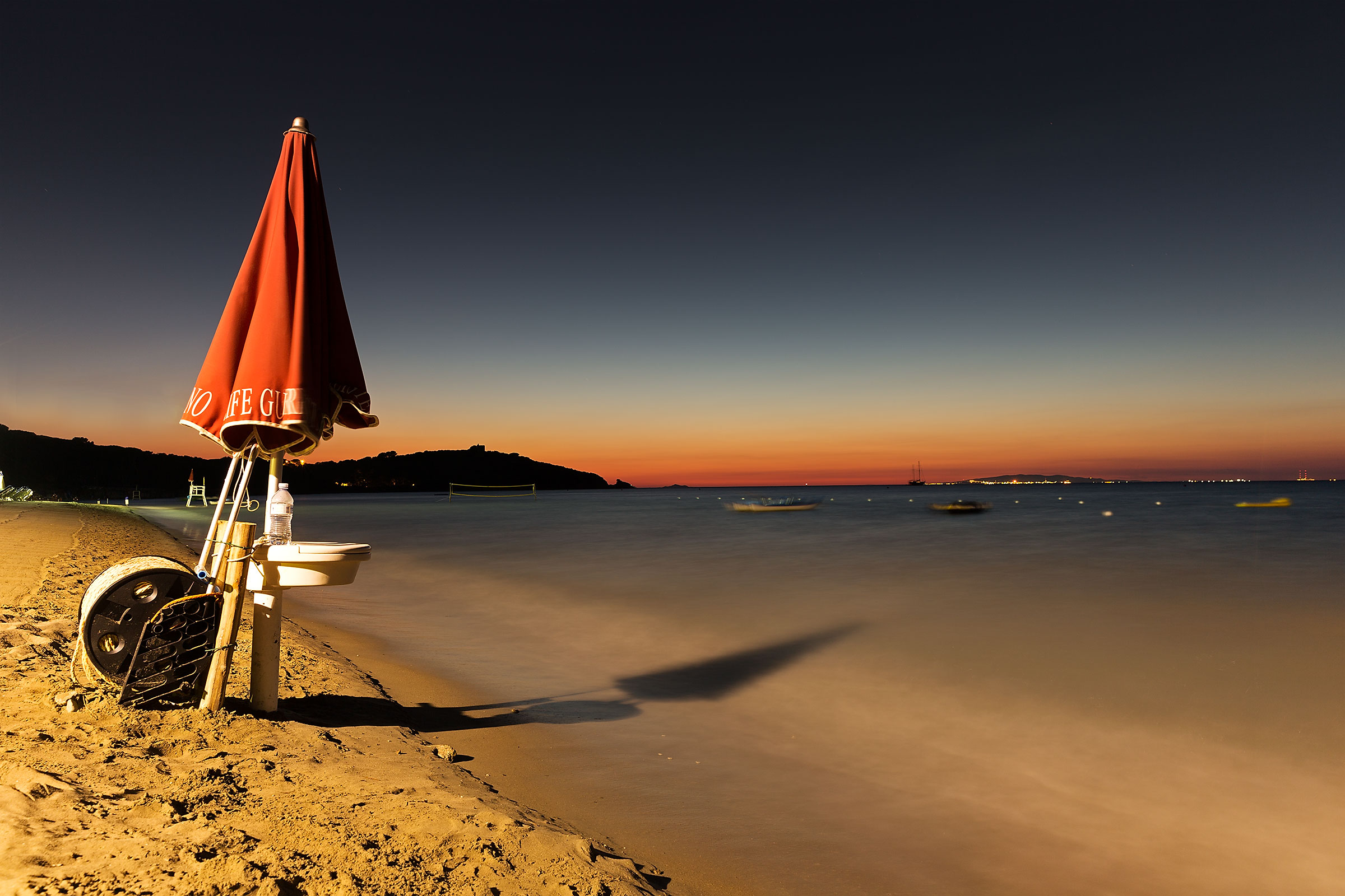 Sulla spiaggia di Punta Ala all'ora di cena