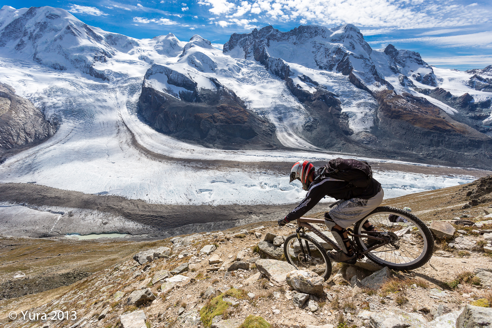 Dip towards the glacier