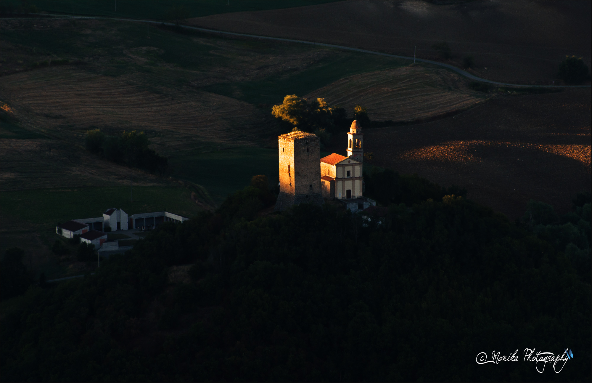 Dalla vetta della Parcellara :L'ultima luce su Bobbiano