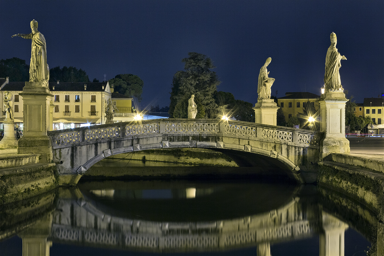 Prato della Valle (pd) - Notturno.