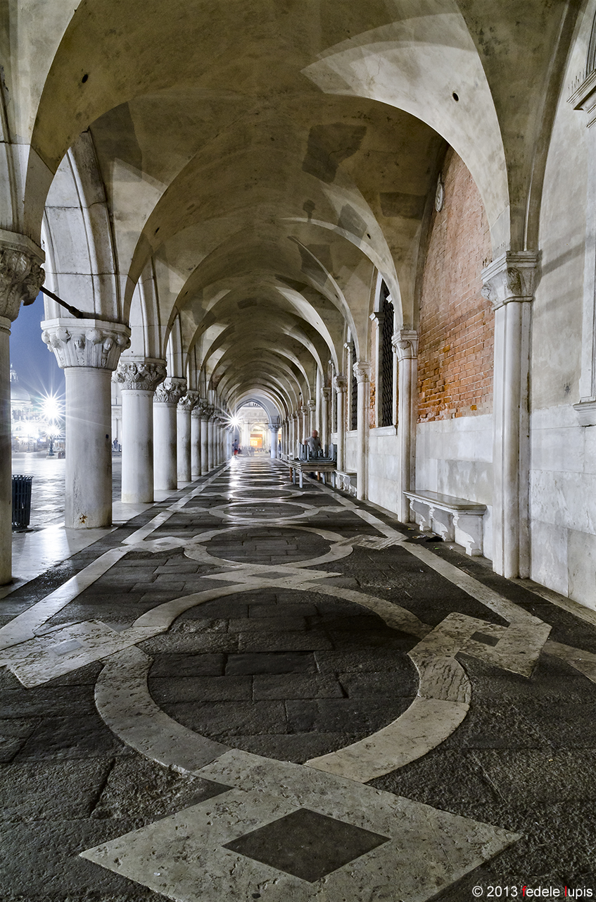 Venezia - notturno. Laggiù in fondo......