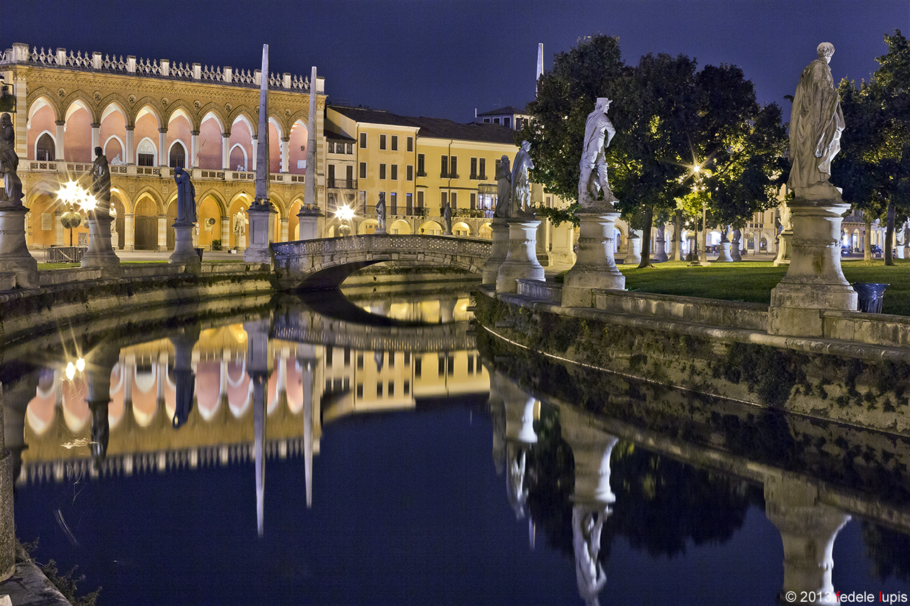 Padova notturno. Prato della Valle, magici riflessi....