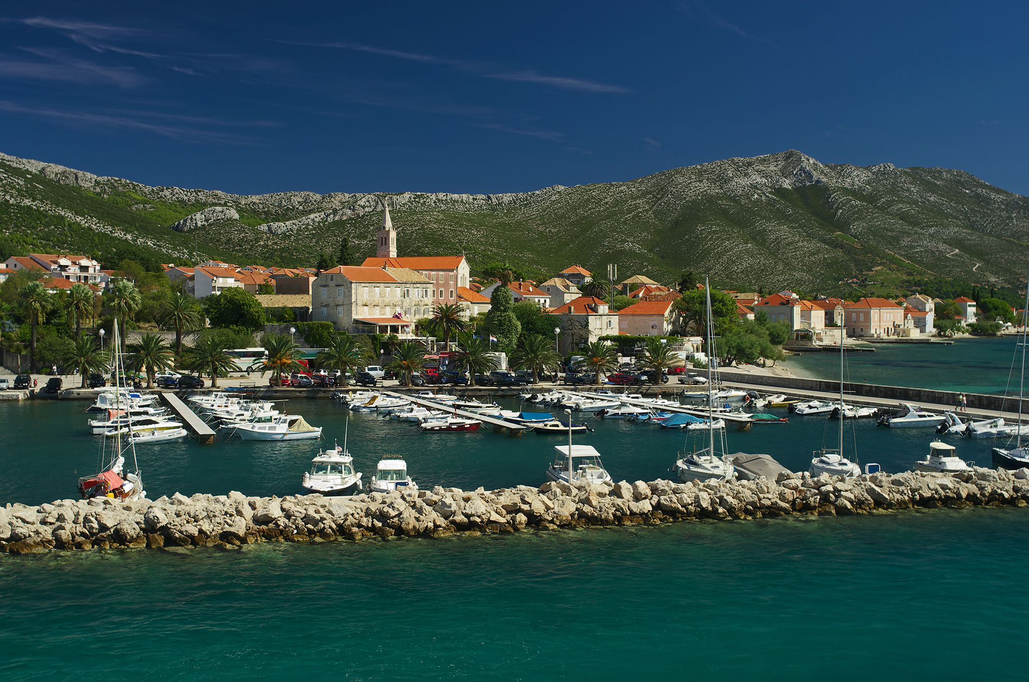 Una vista su Orebic dal traghetto