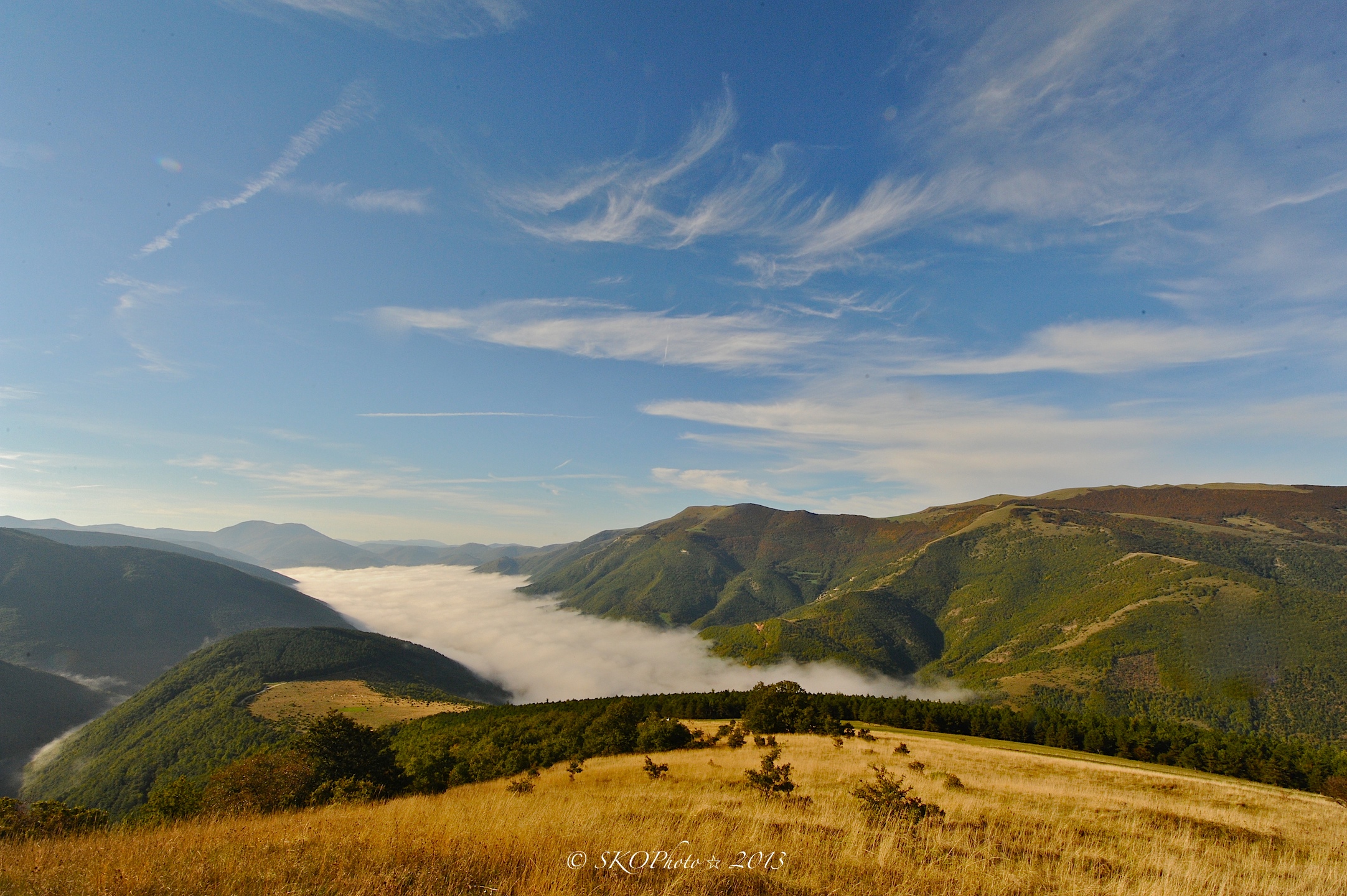 Valle di Salmaregia coperta dalla nebbia.