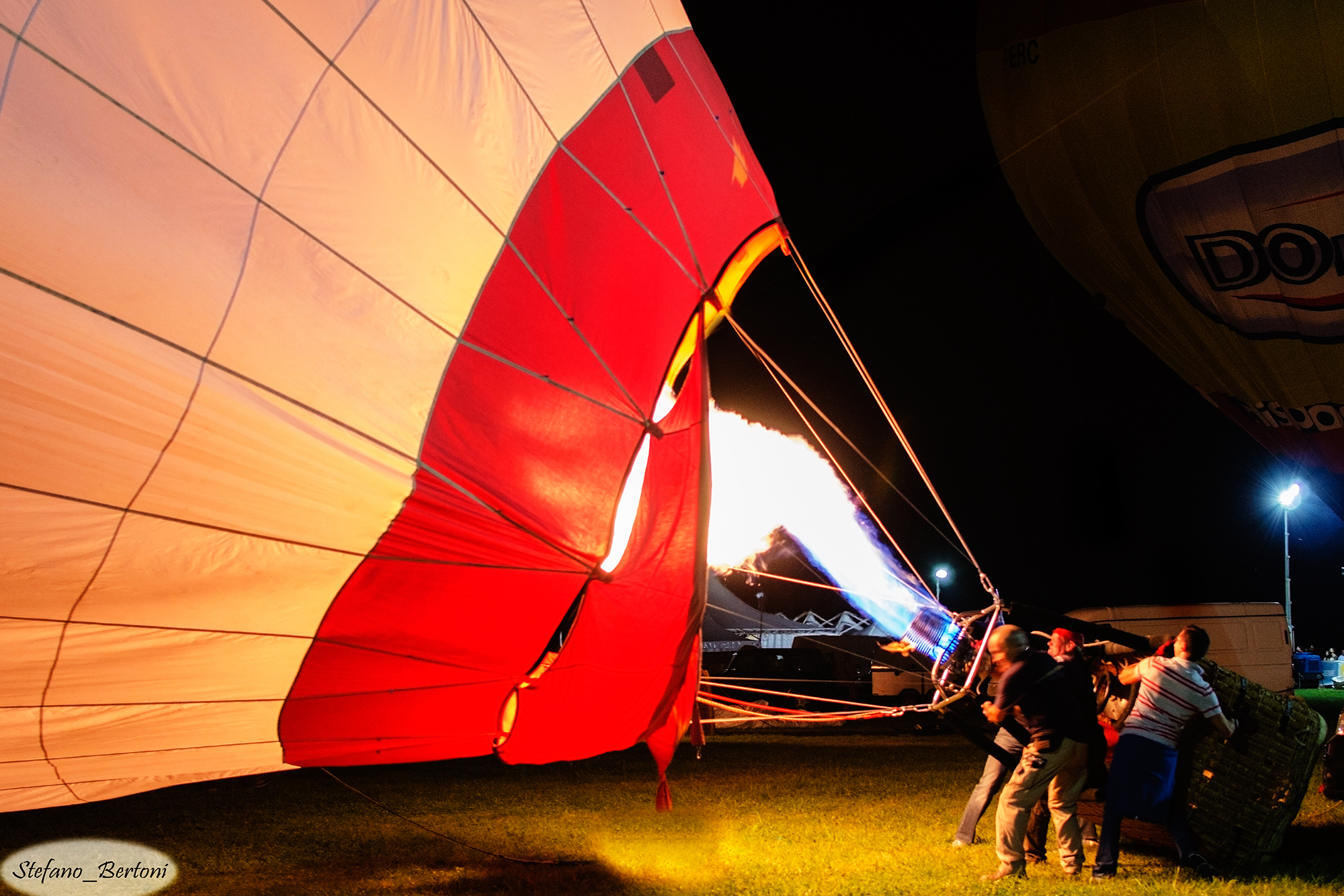 Balloons, shake the flame!