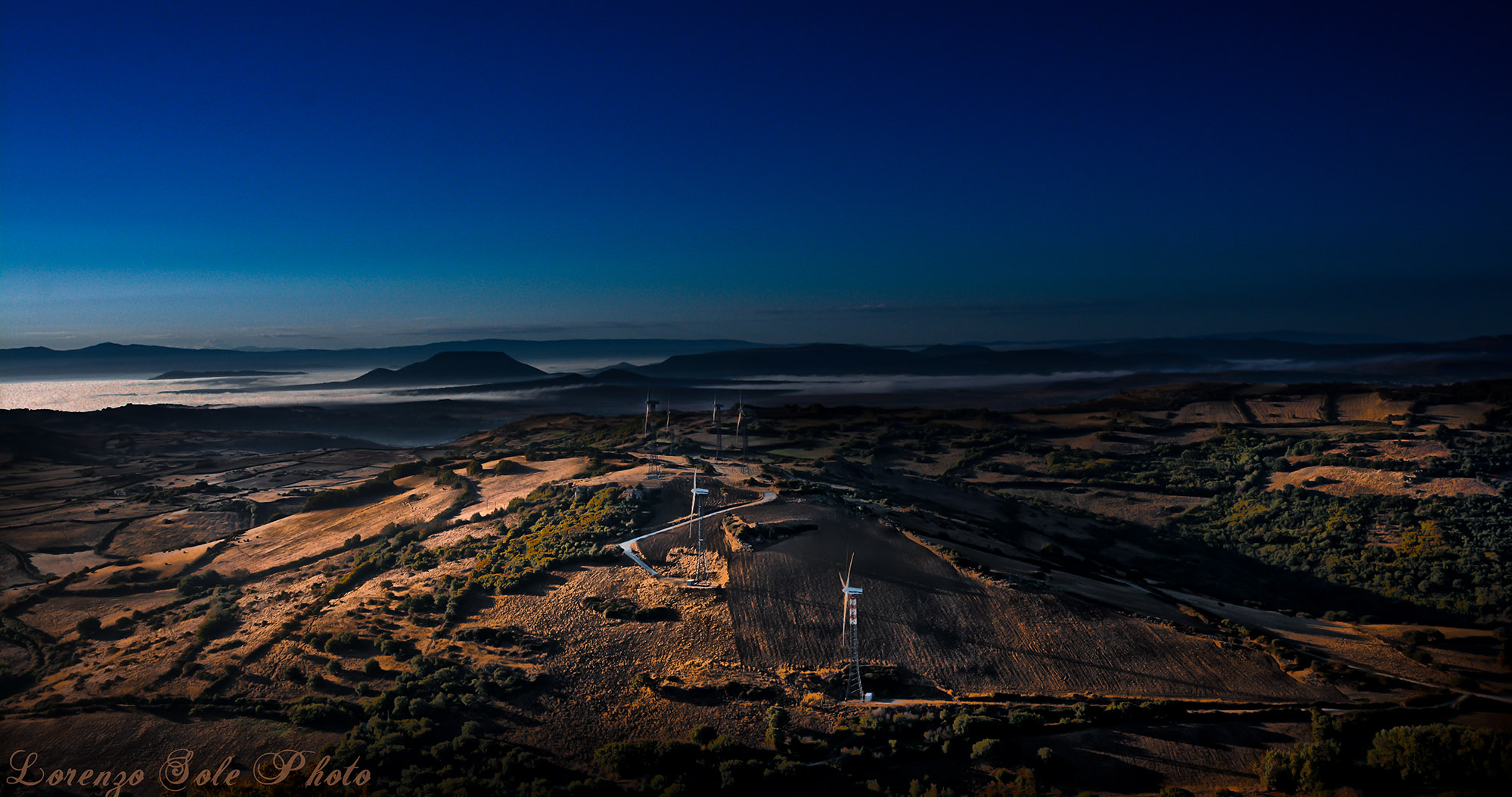un mare fatto di nuvele... e l'alba sulle pale eoliche