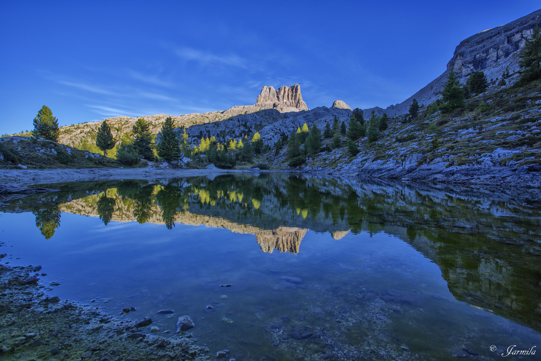 The reflections in the mirror dell'Averau d 'water L...