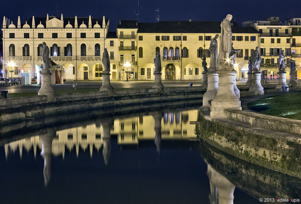 Padova notturno. Prato della Valle, magici riflessi....