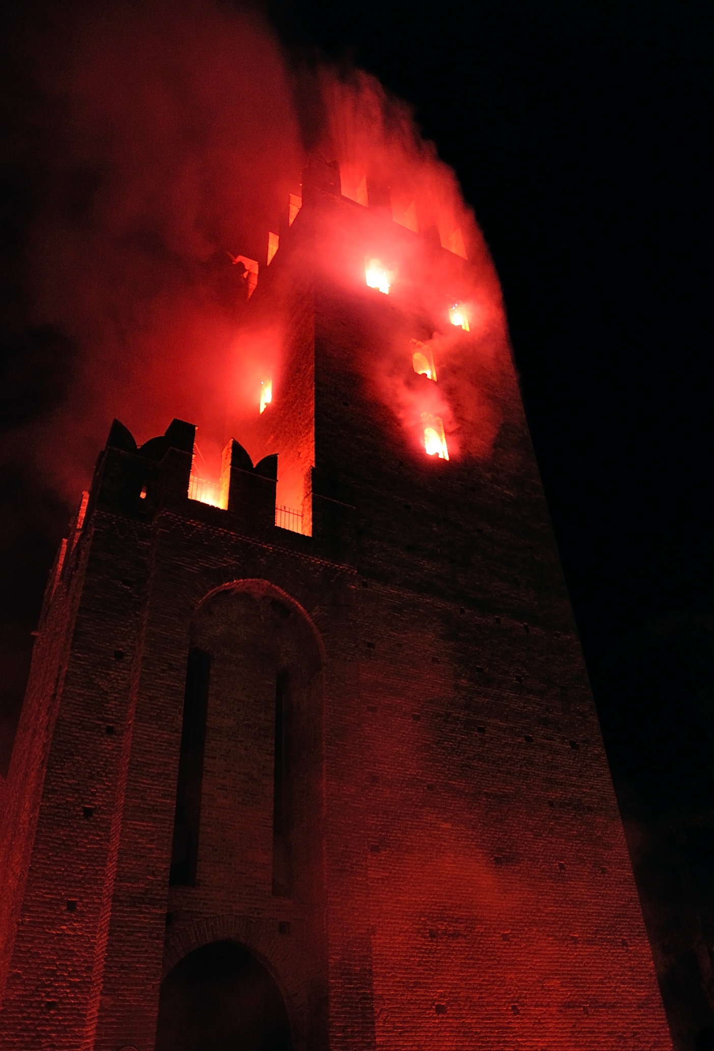 Castello in fiamme