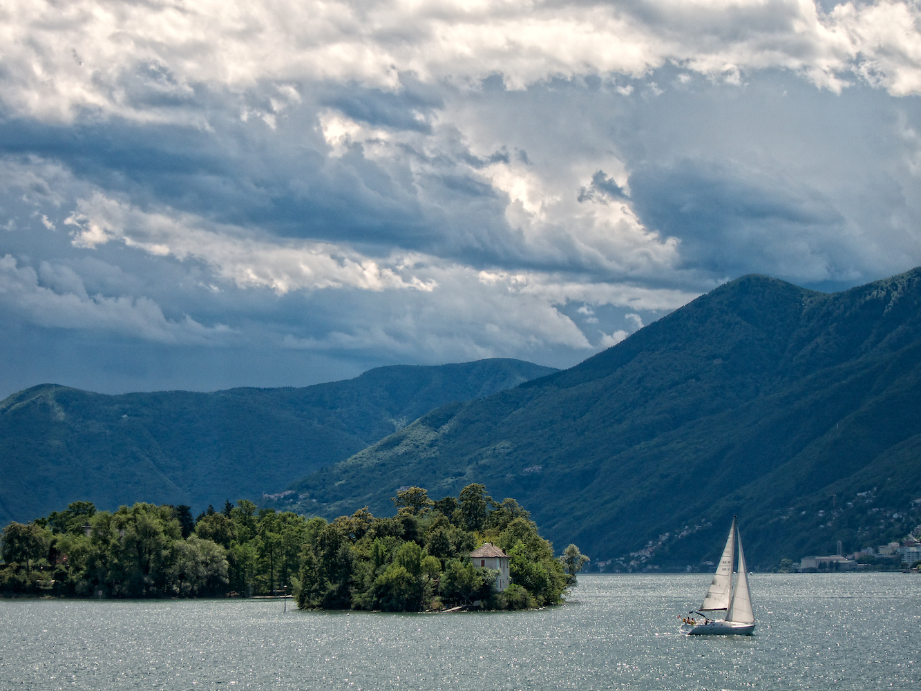 Lago Maggior. In barca verso la Svizzera