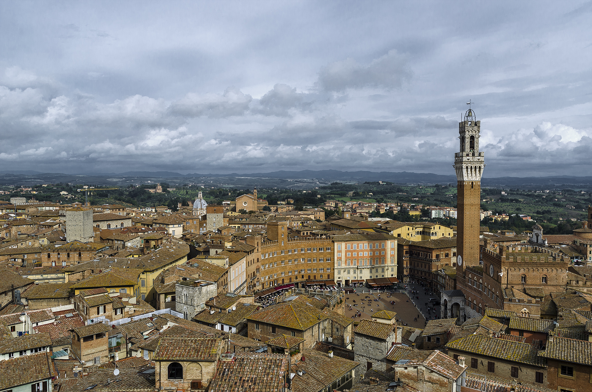 Veduta di Siena su Piazza del Campo dal Frontone