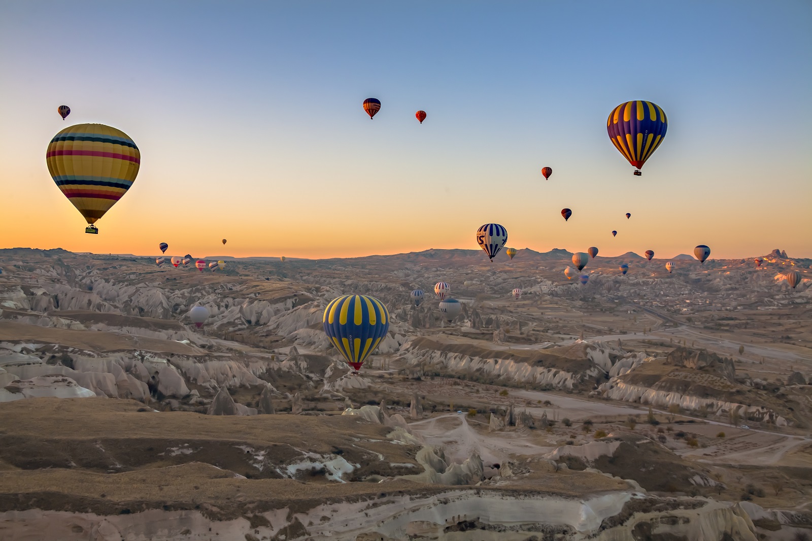 Decollo mongolfiere in Cappadocia.