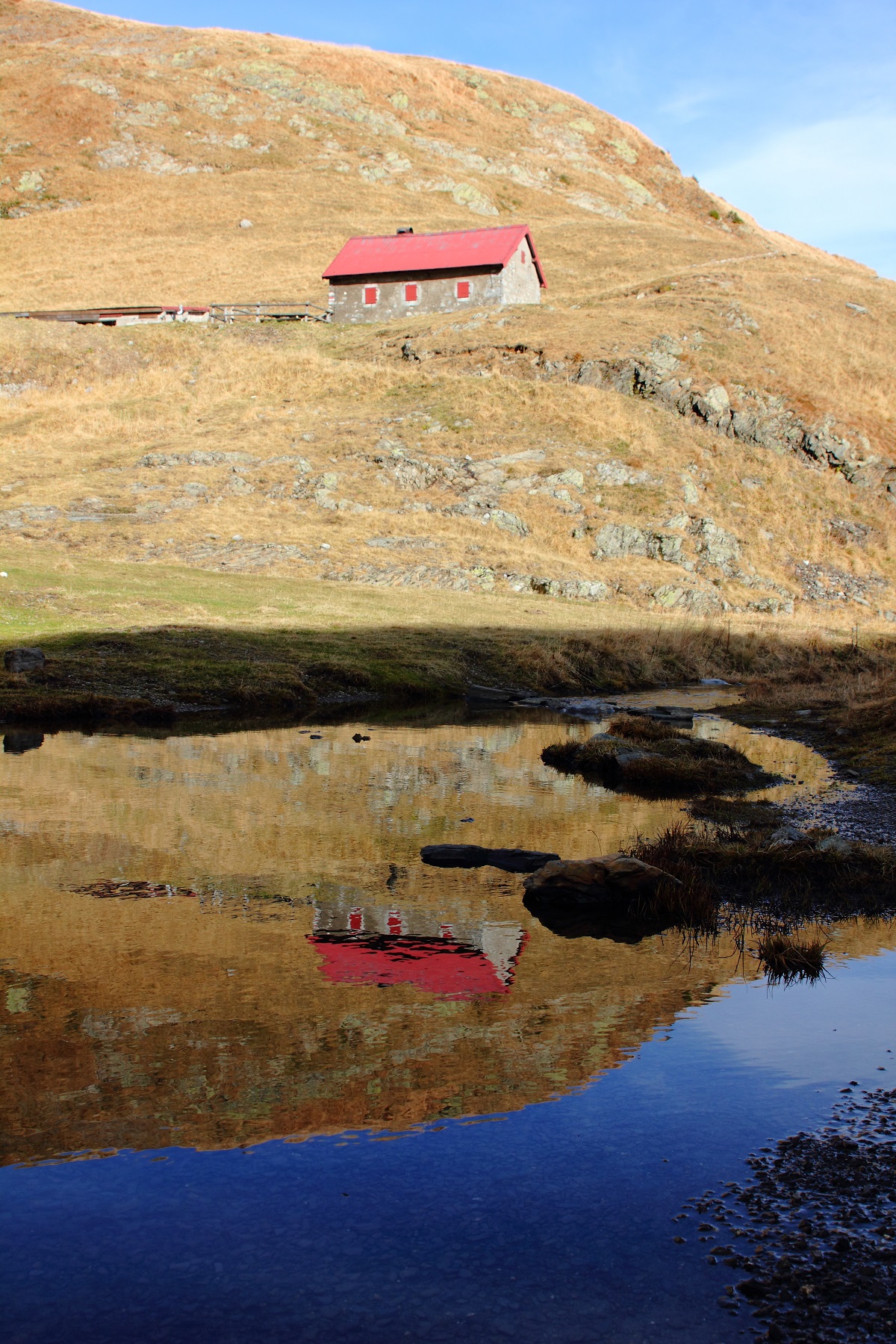 rifugio alpino,in riflesso sul lago