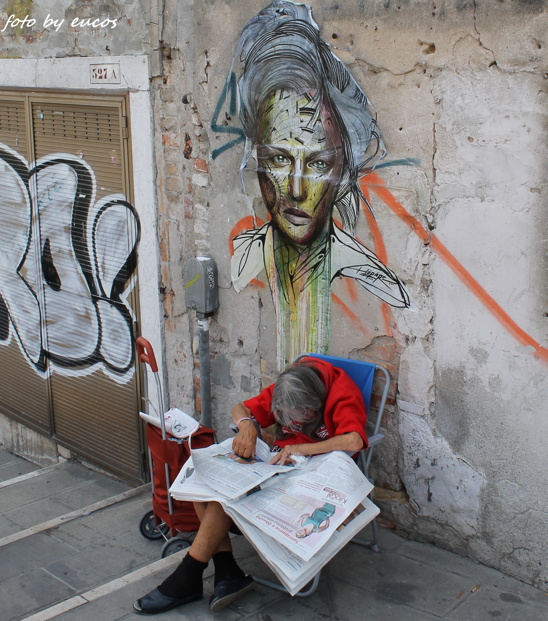 Sotto il murales a Venezia
