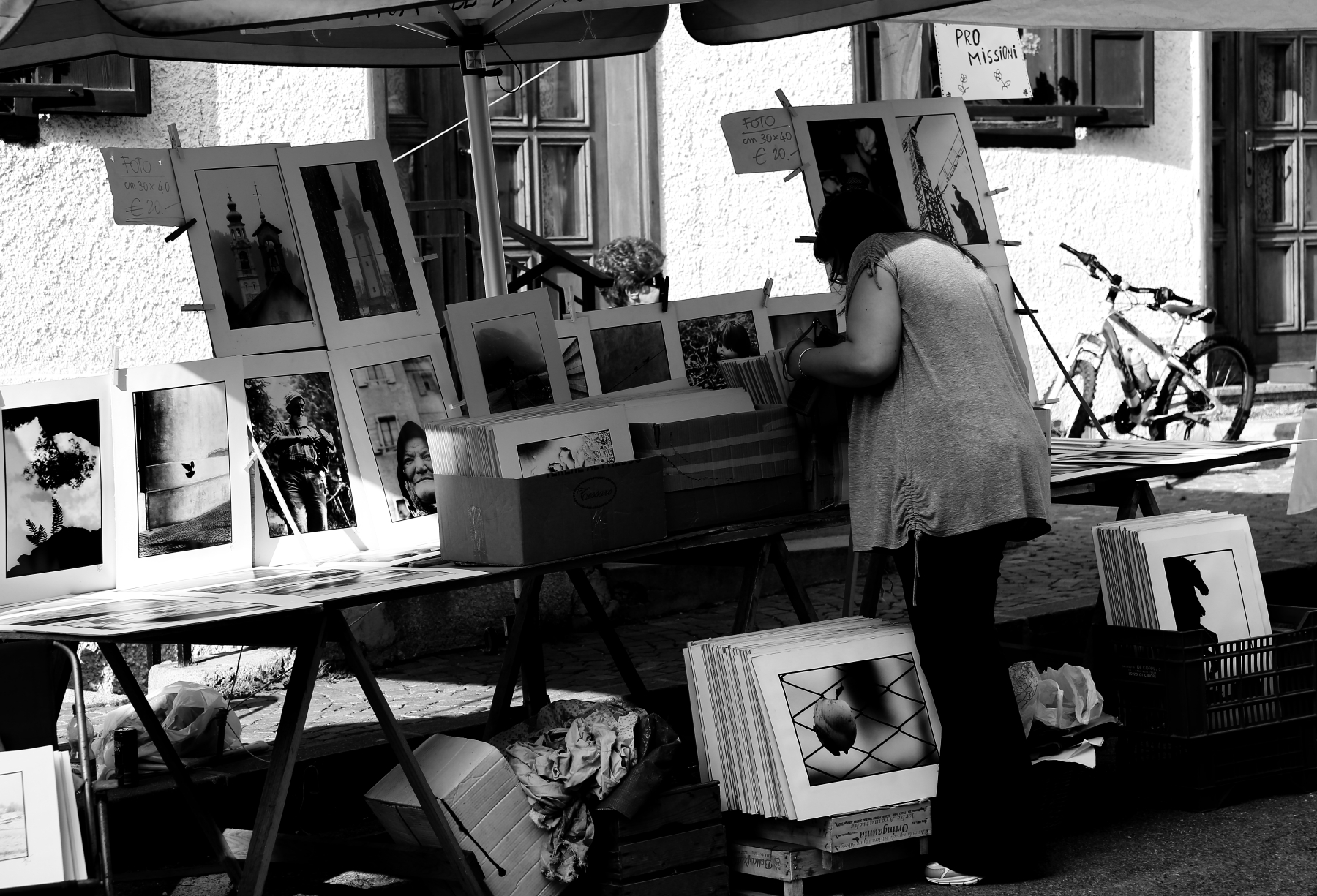 Sell ??photos to the market only black and white