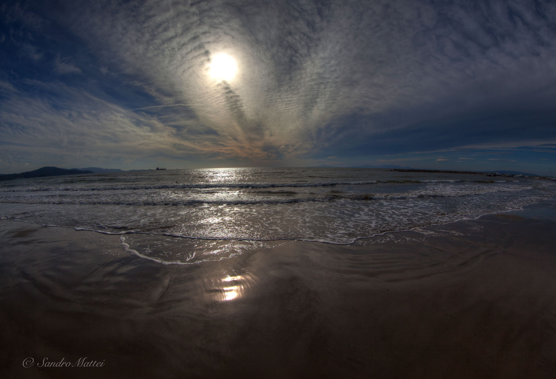 ...con i piedi nel mare.....