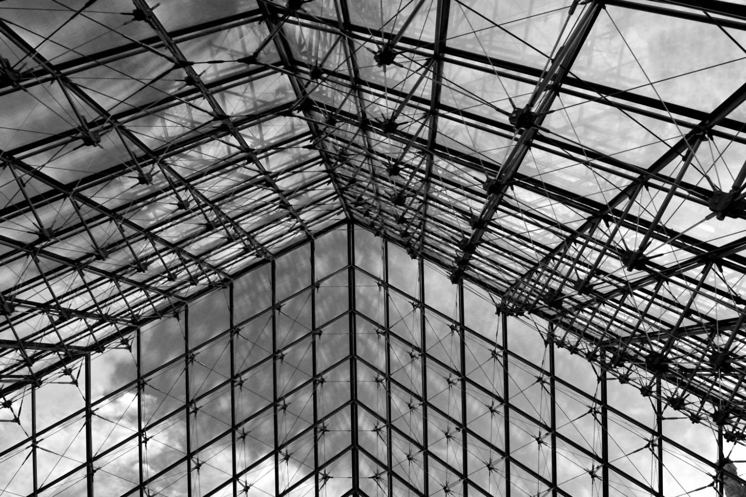 Piramide del Louvre dall'interno