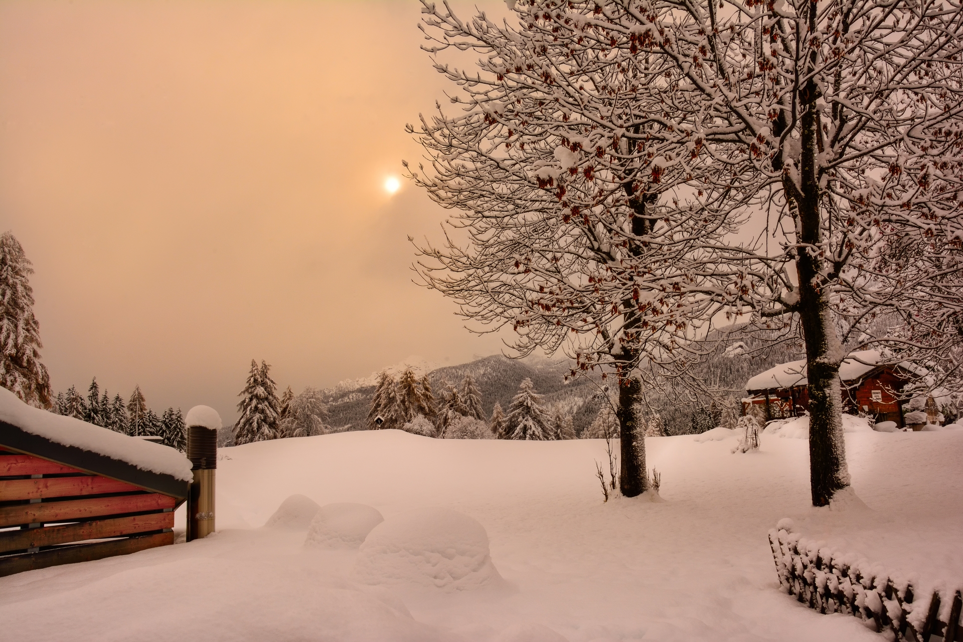 prime luci sul pocol sopra cortina