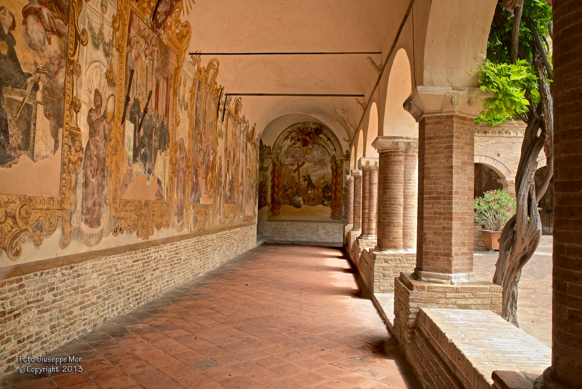 Particolare chiostro chiesa di S.Nicola in Tolentino
