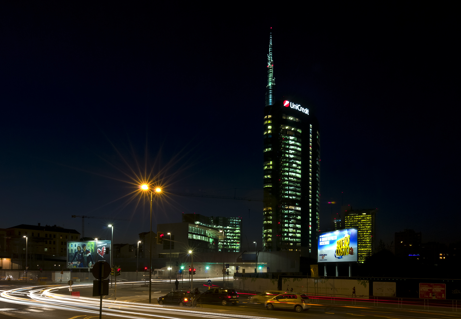 Milano, ora blu in Porta Garibaldi...