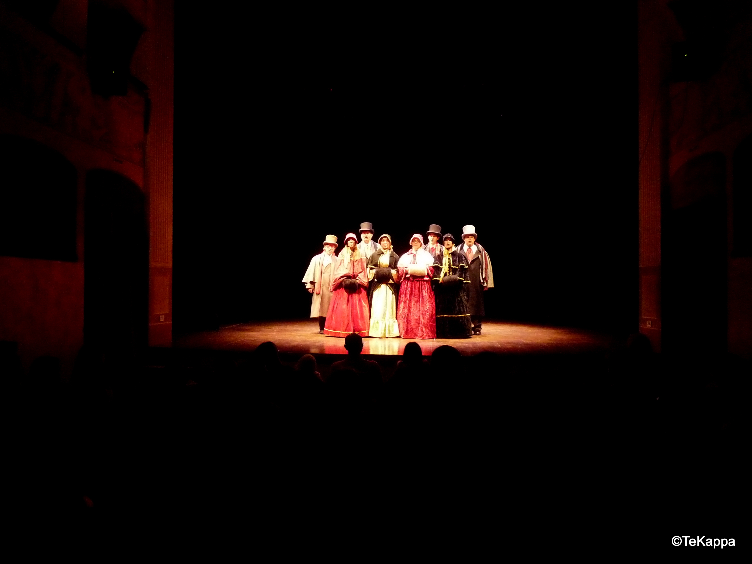 Carolers in concerto
