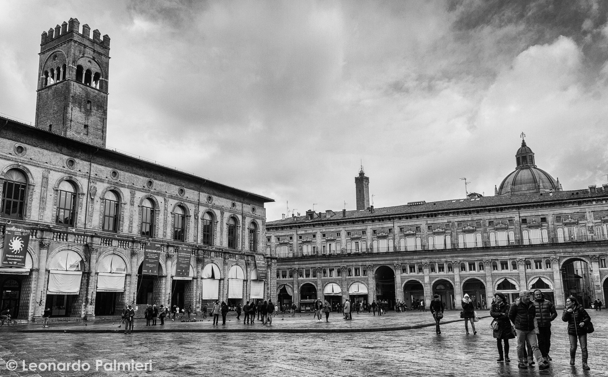 The three "peaks" of Piazza Maggiore ...