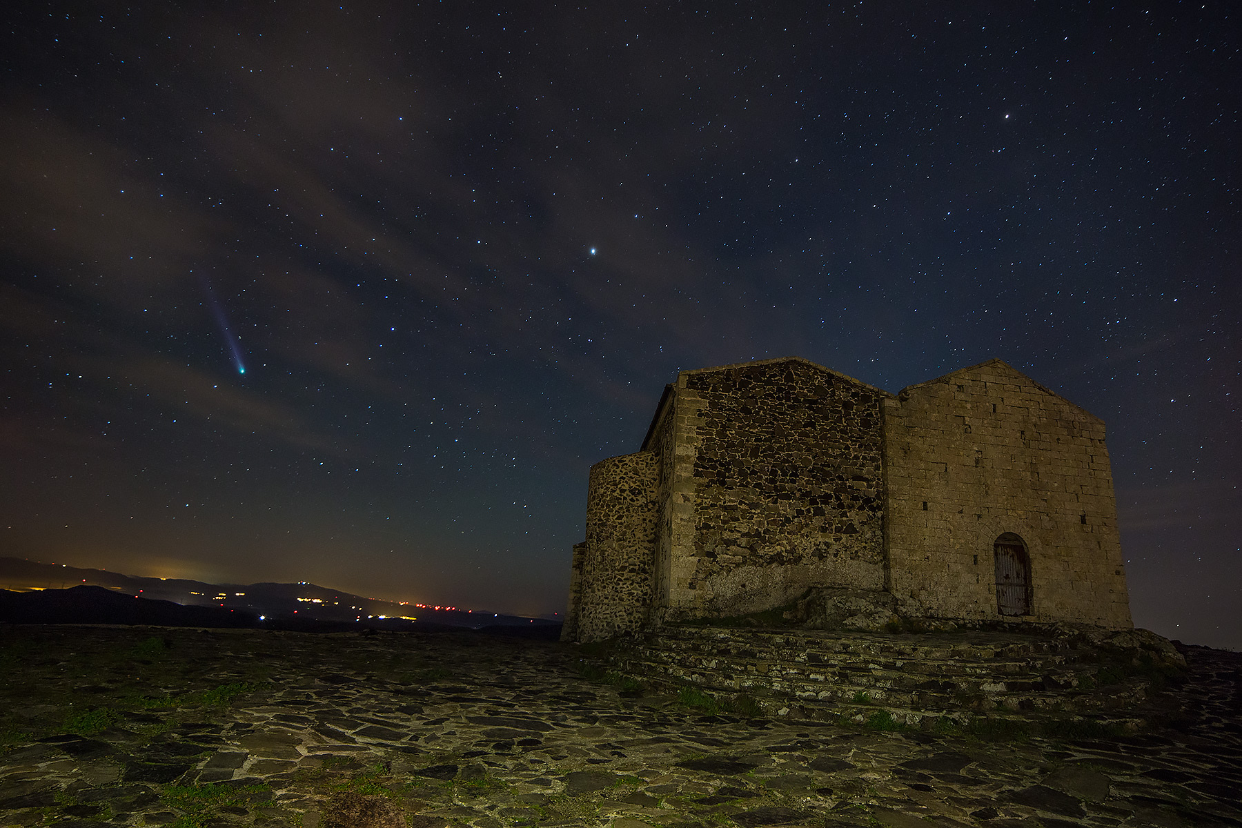 Cometa Lovejoy e chiesetta di Bonaria