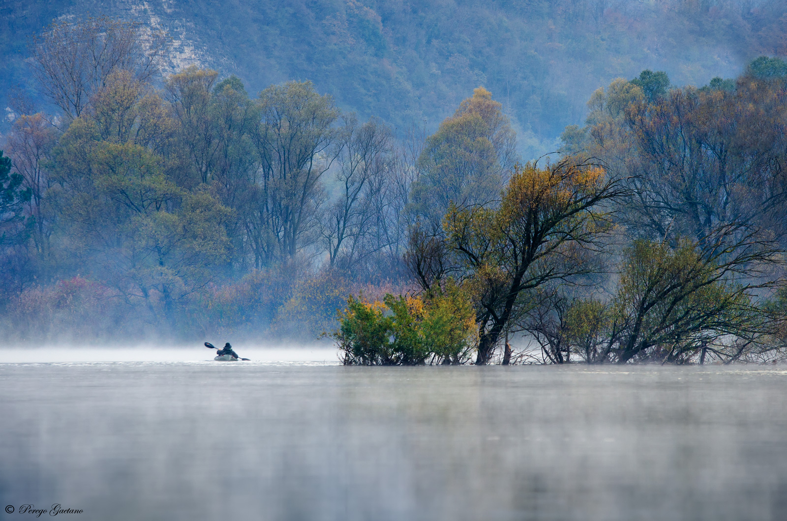 Pagaiando lungo il fiume