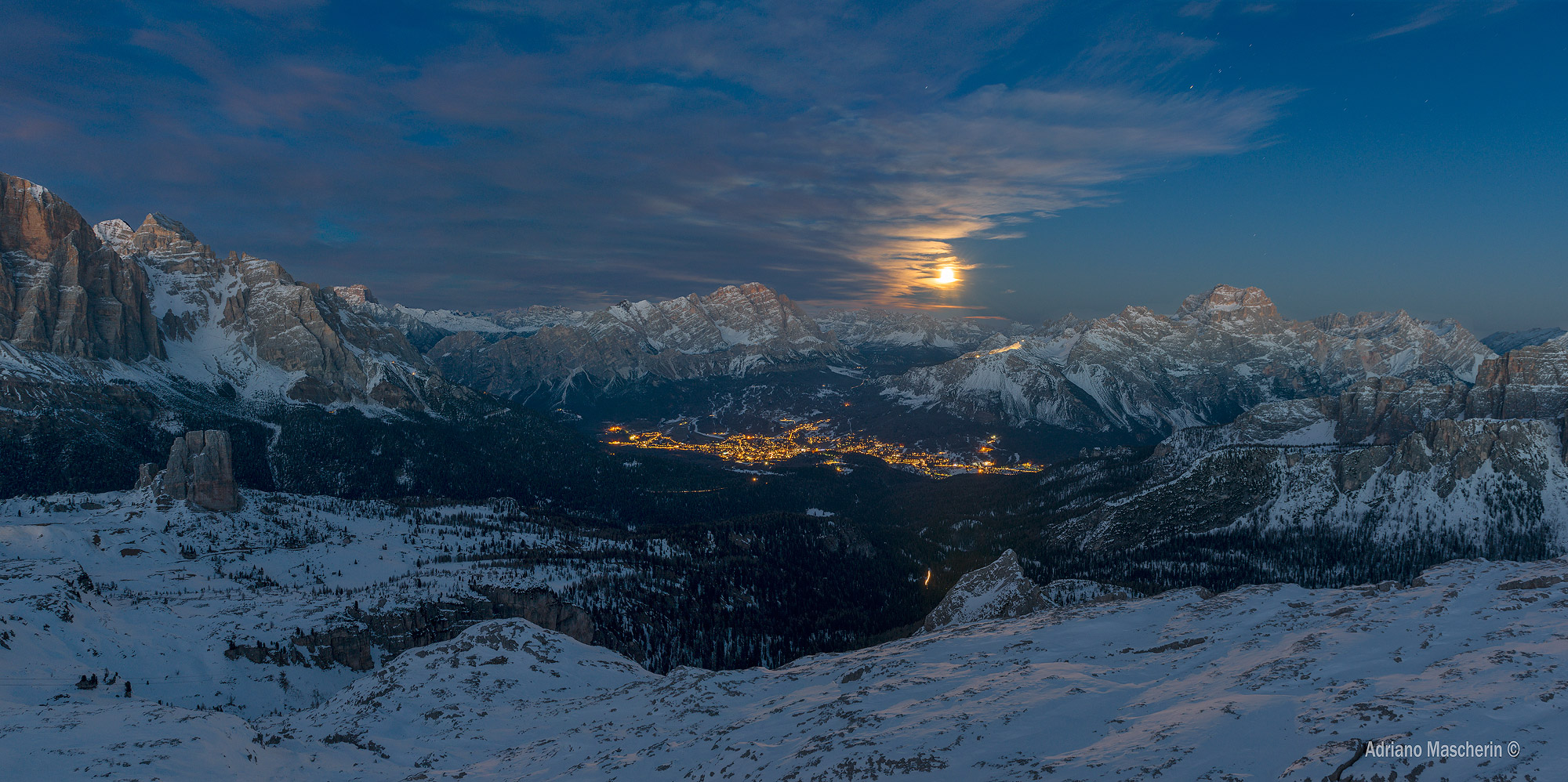 Sorge la luna sulla conca Ampezzana