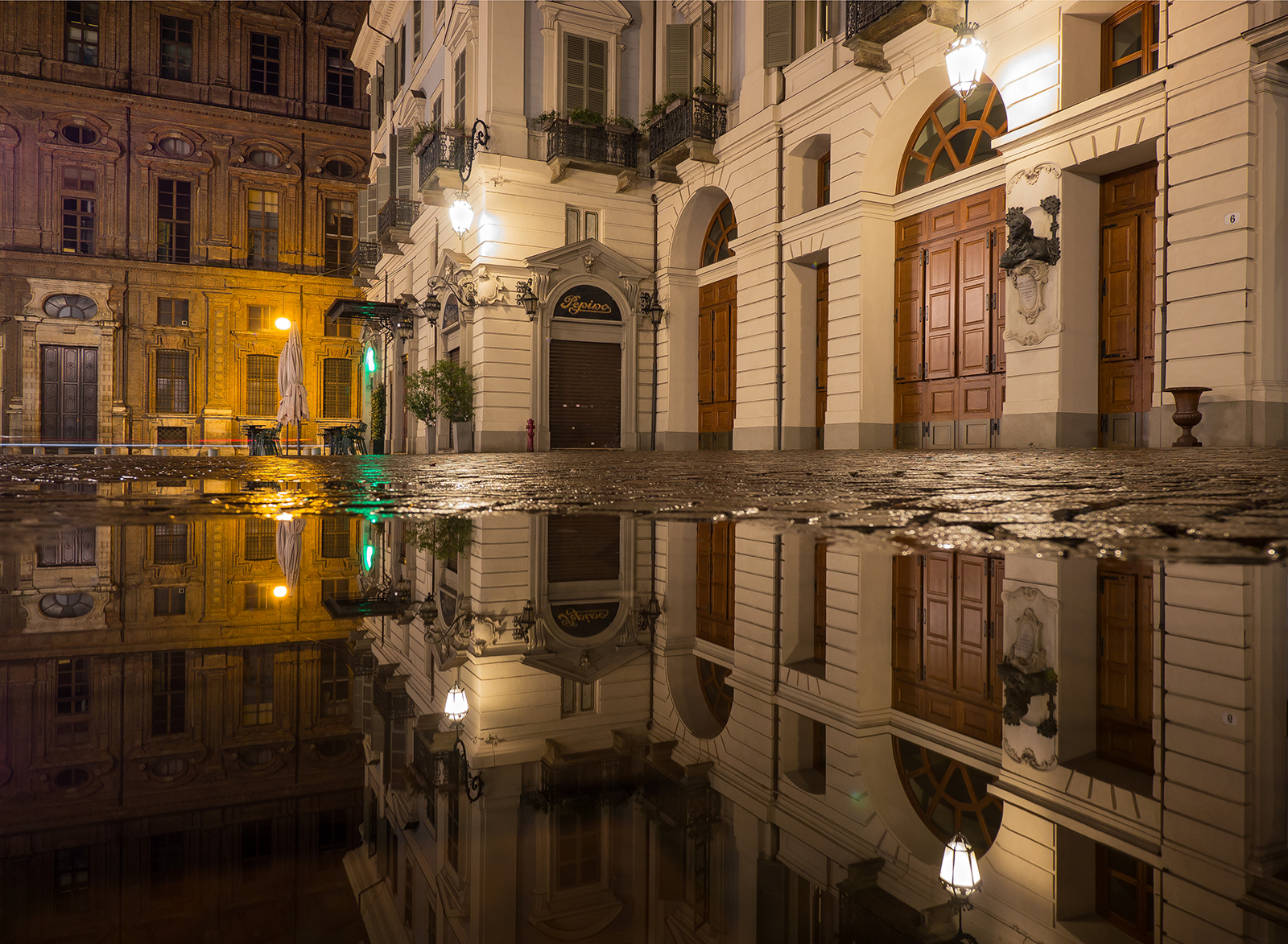 Piazza Carignano e l' antica gelateria Pepino.