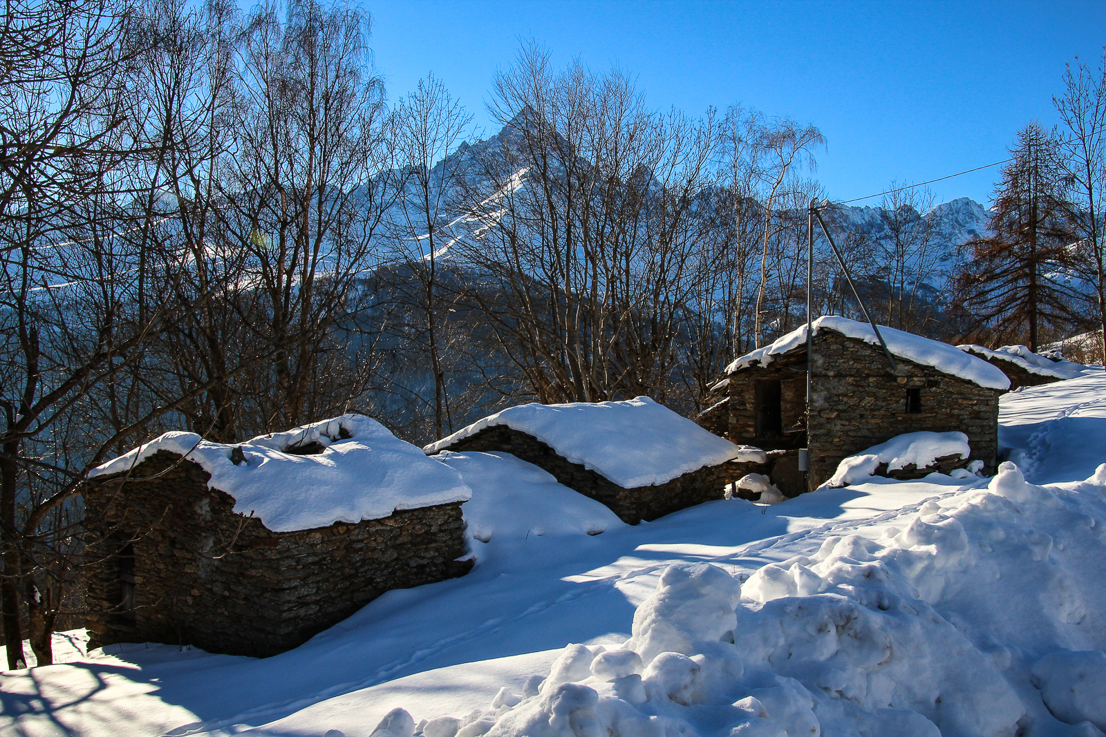 Old stone huts in front of the king
