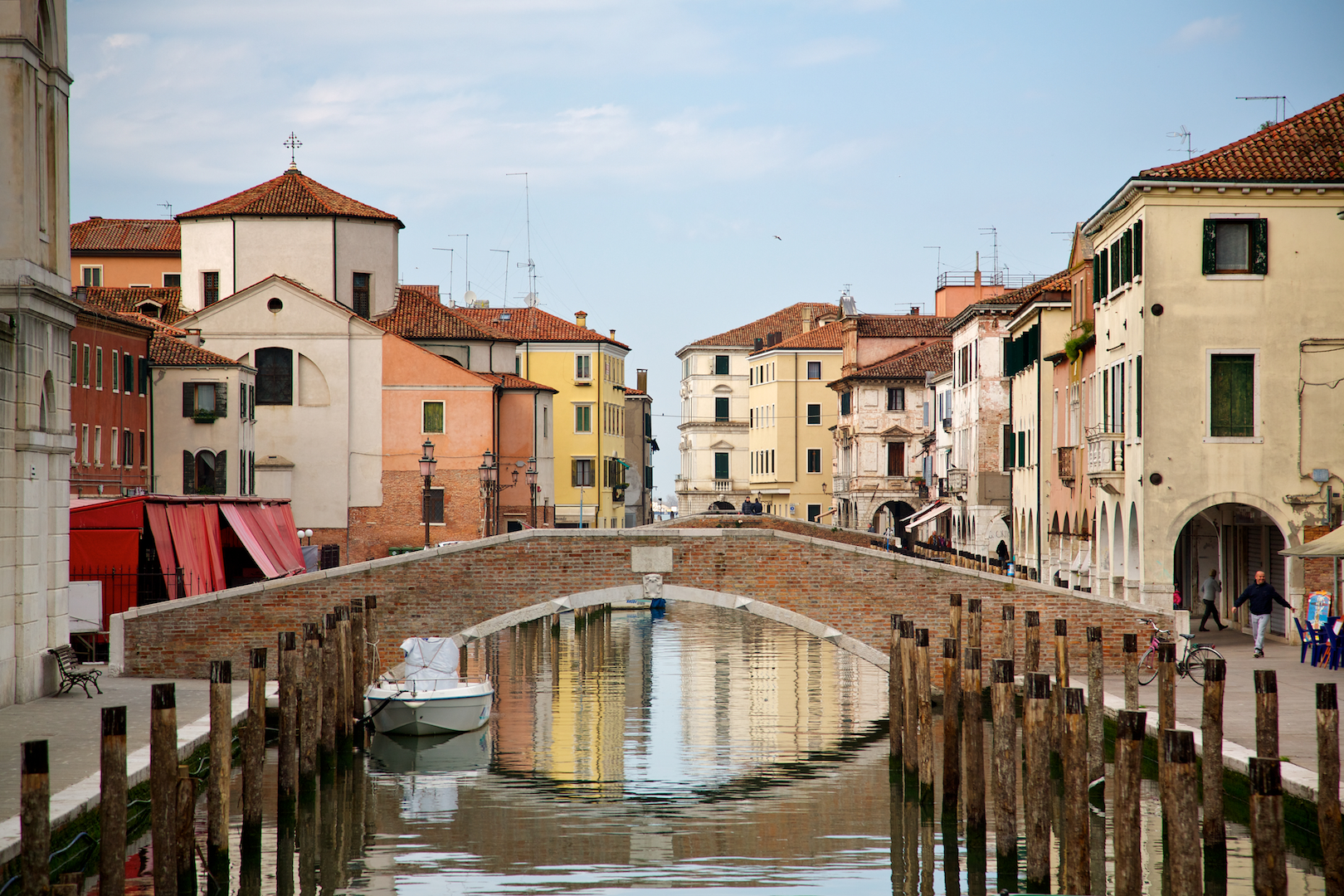 Chioggia walking through the street and the bridge ...