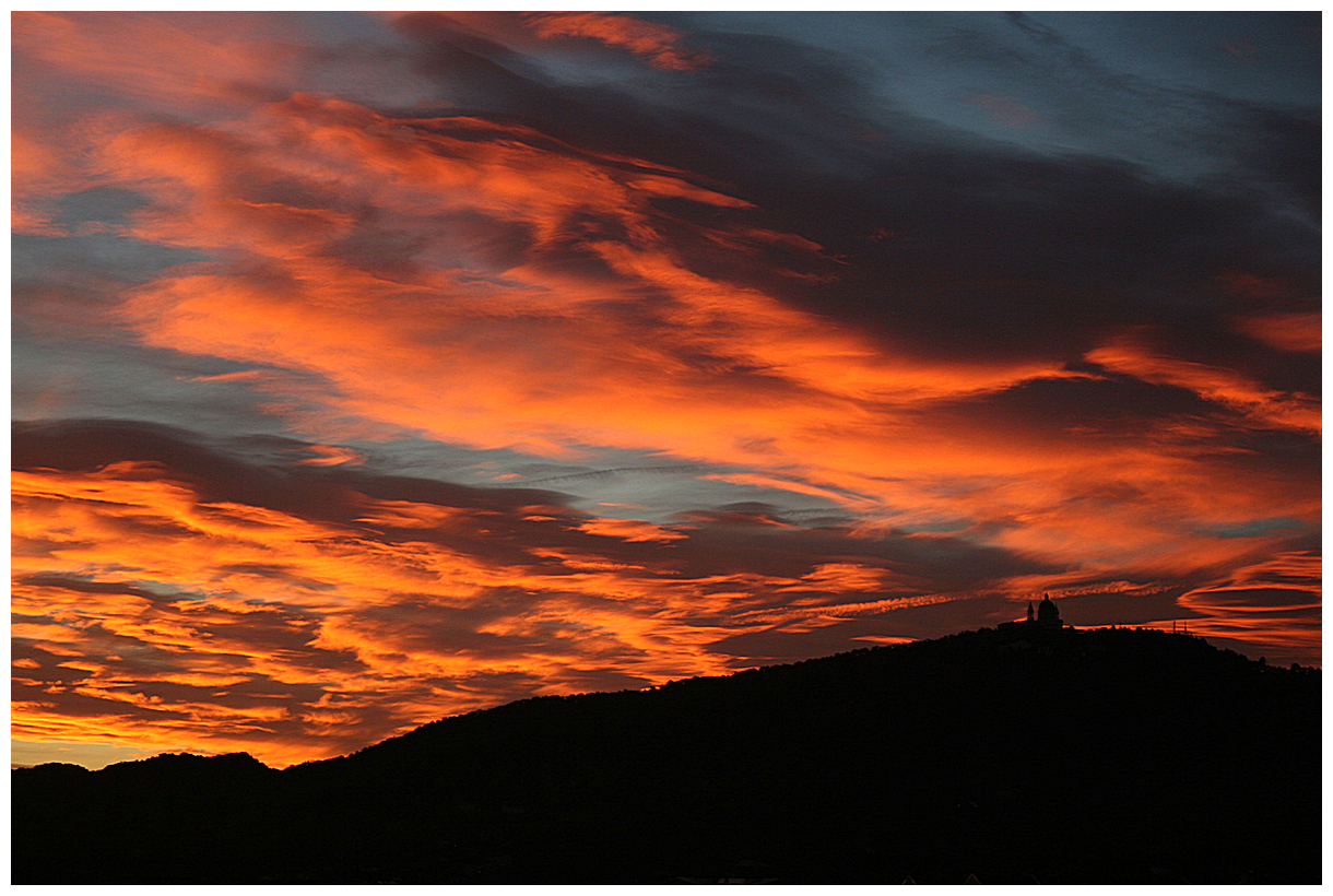 Alba infuocata a Superga