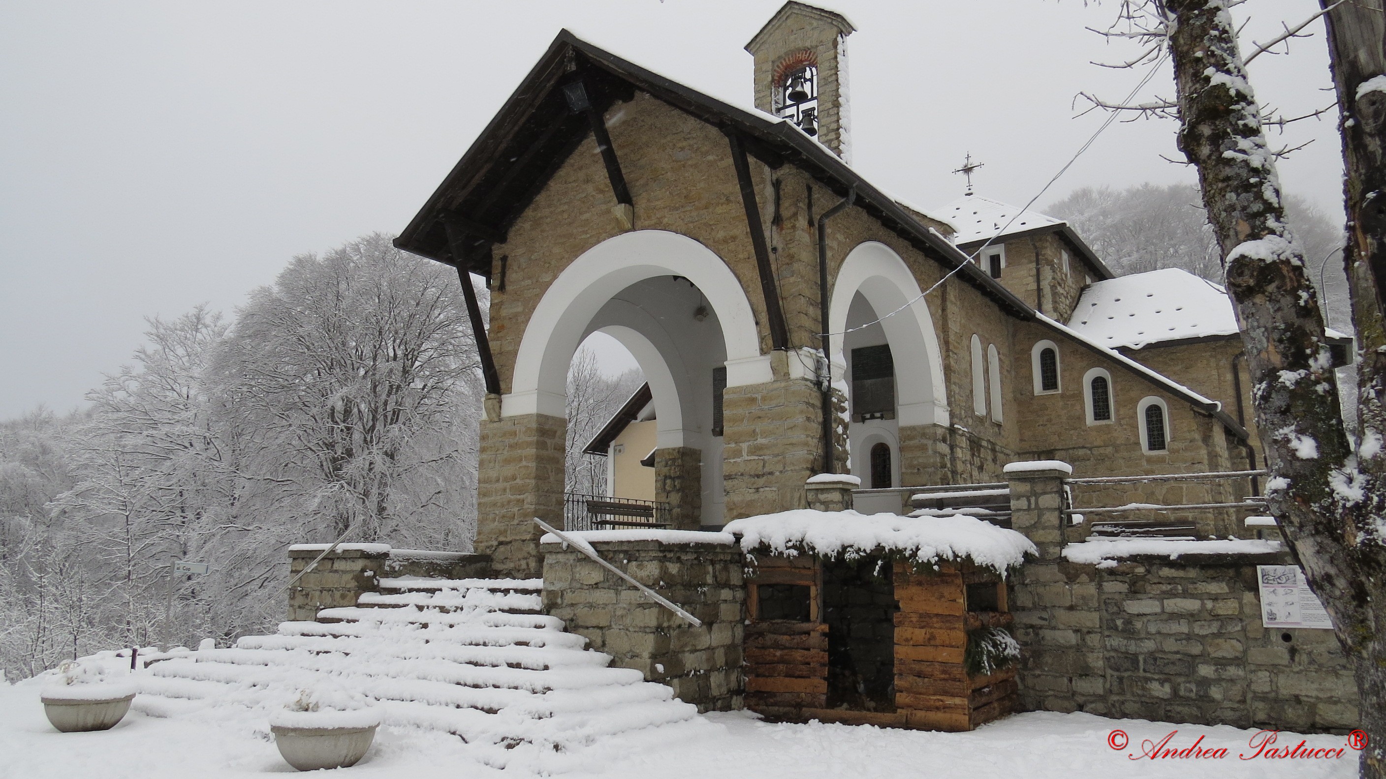 Chiesetta imbiancata