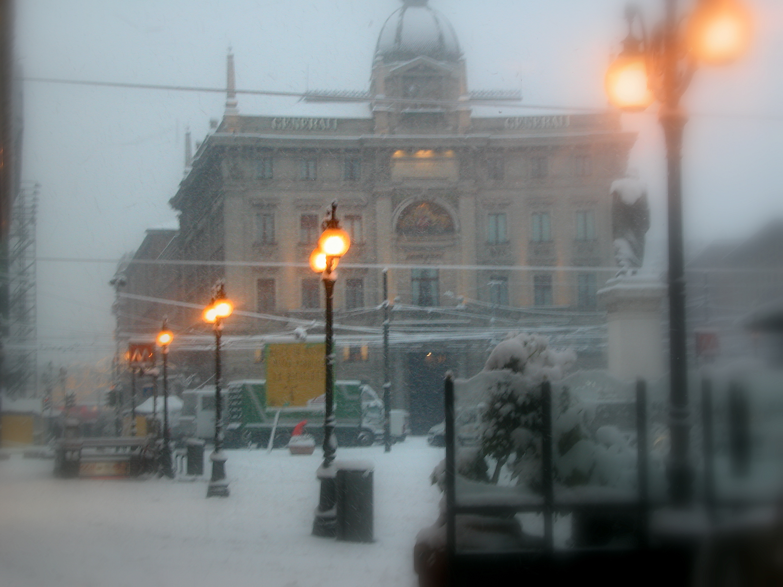 milano e la neve da interno vetrina
