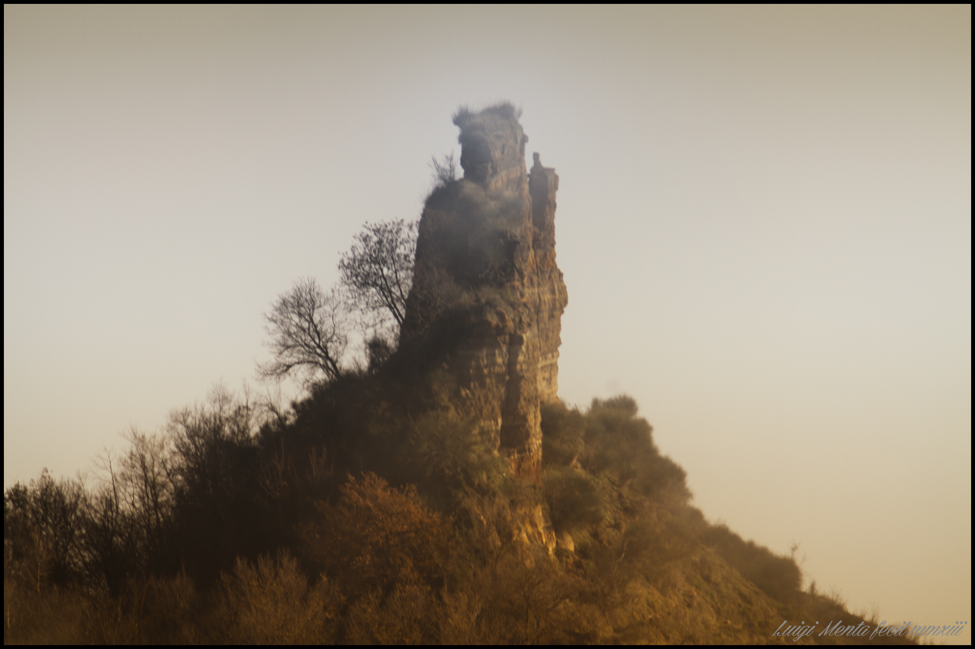 scoglio nella nebbia