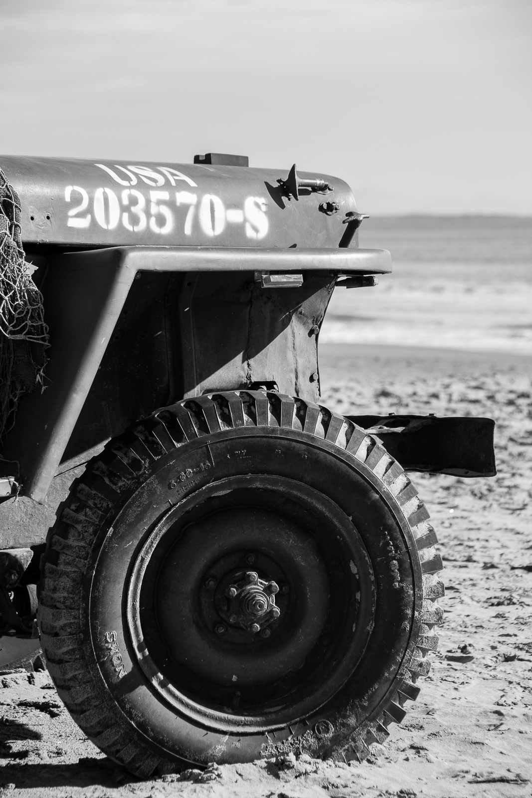 Mezzo militare del VI Corpo d'Armata USA sulla spiaggia