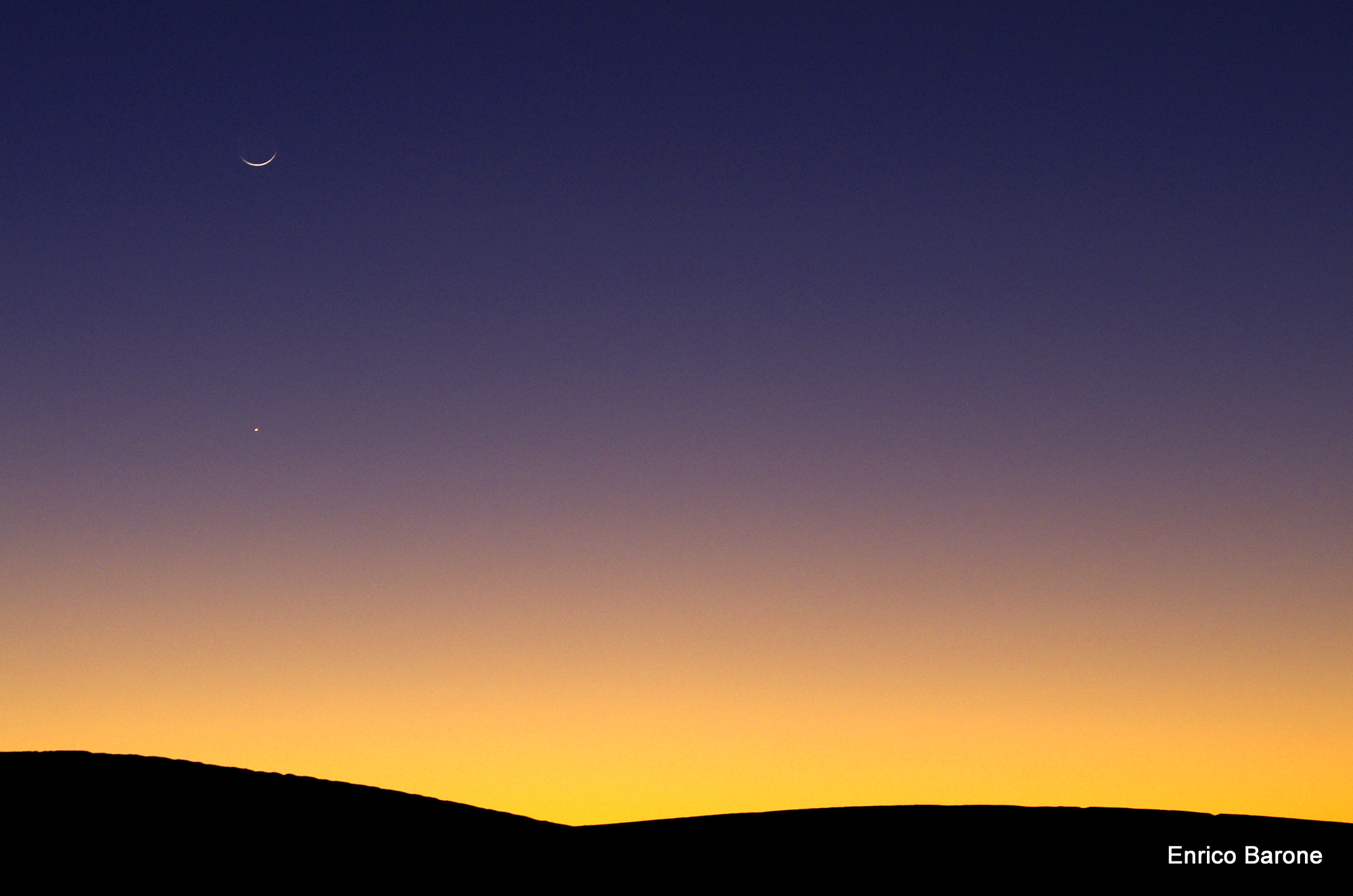 Tramonto con luna nuova