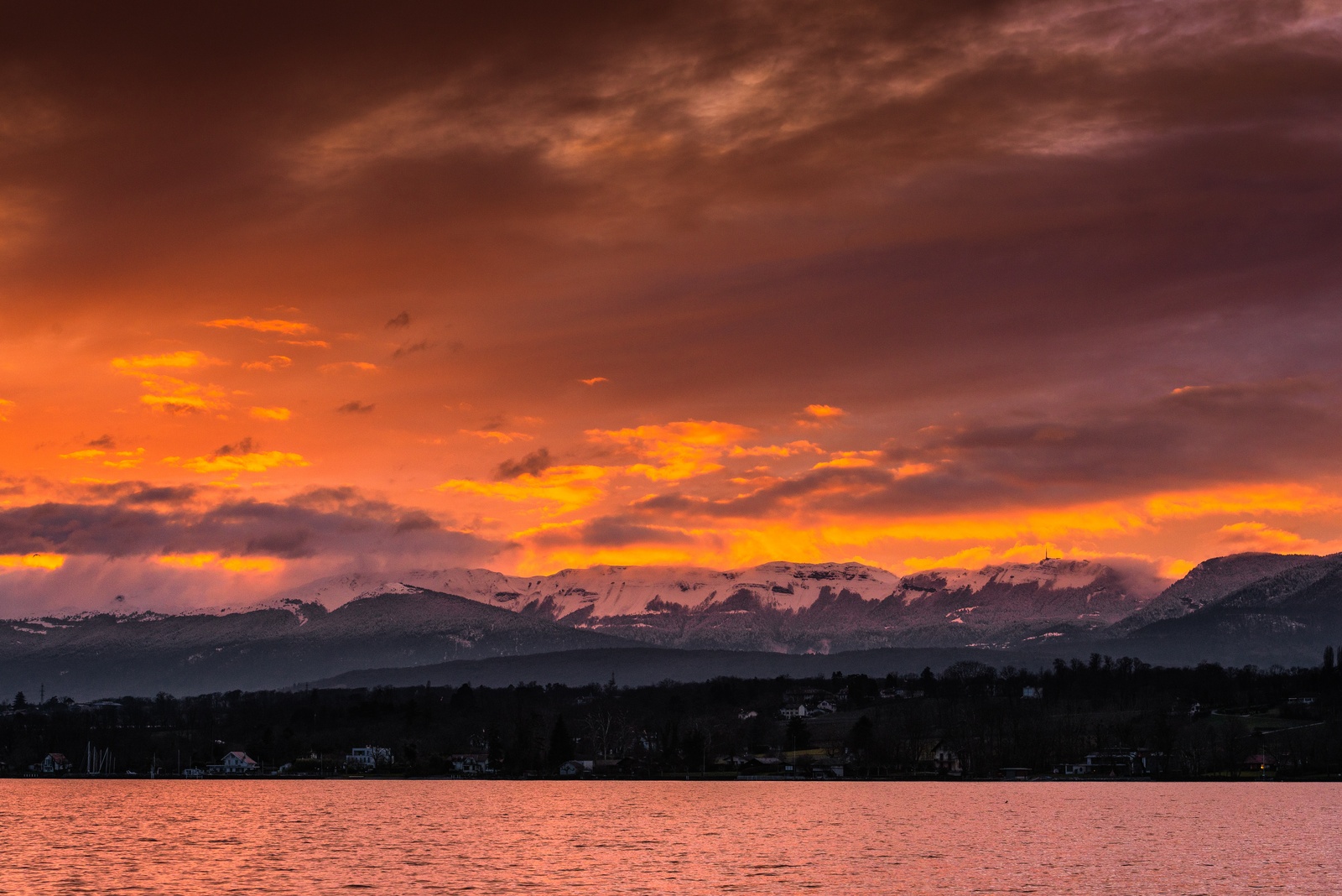 Jura in winter from Leman Lake