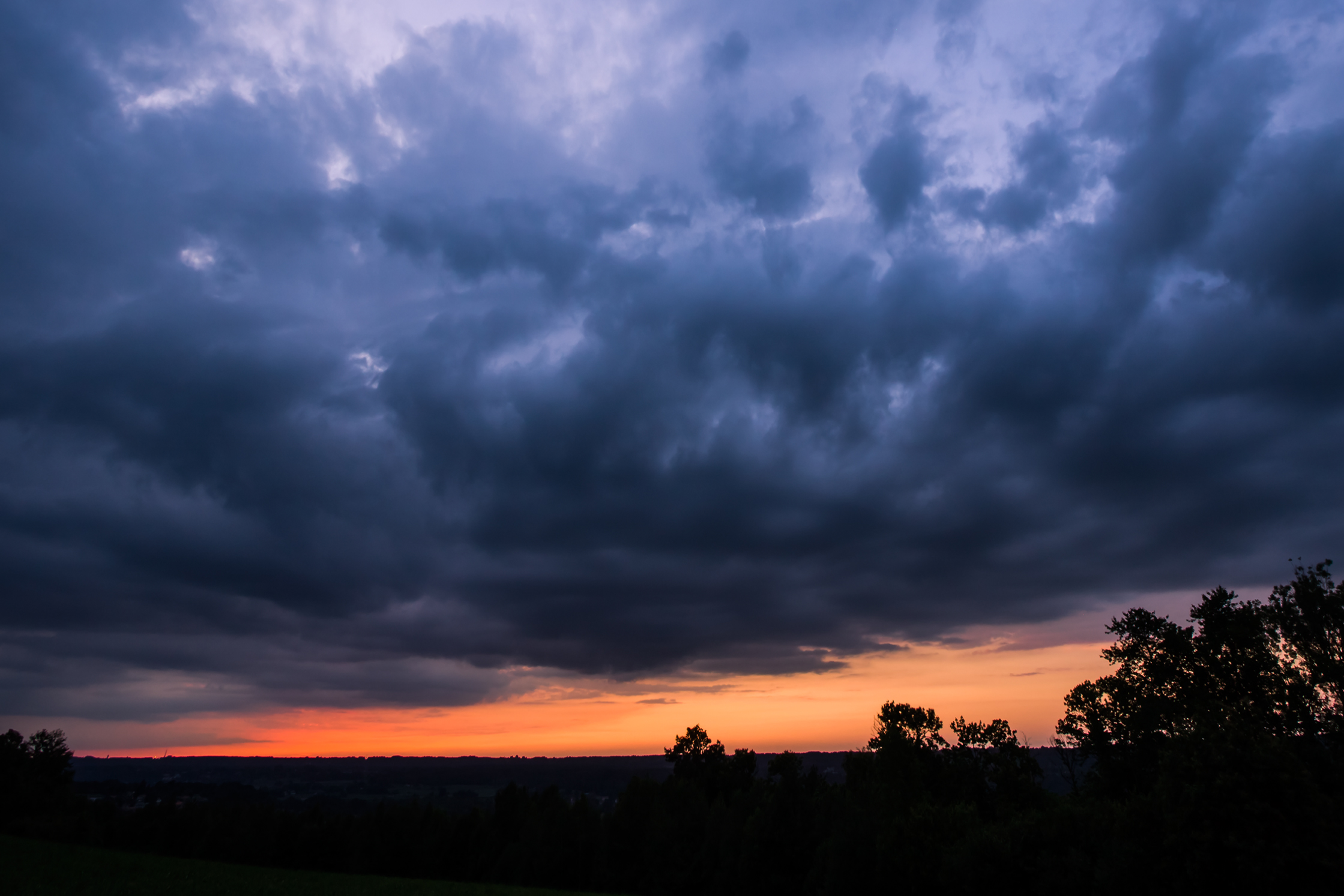 Nubi di tempesta riempito il cielo con le tenebre