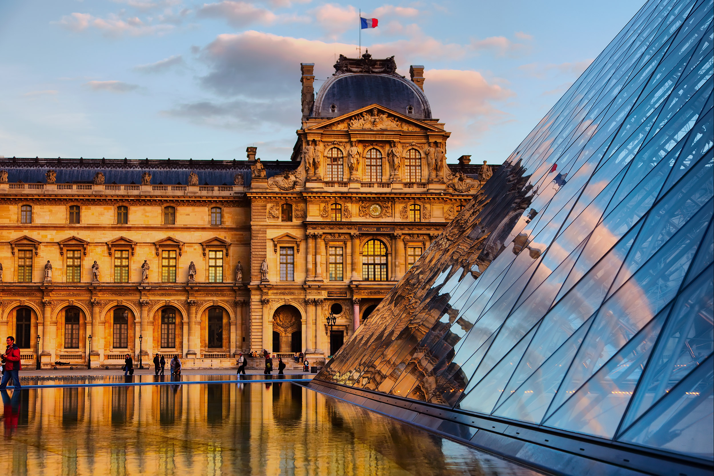 Les pyramides du Louvre 2