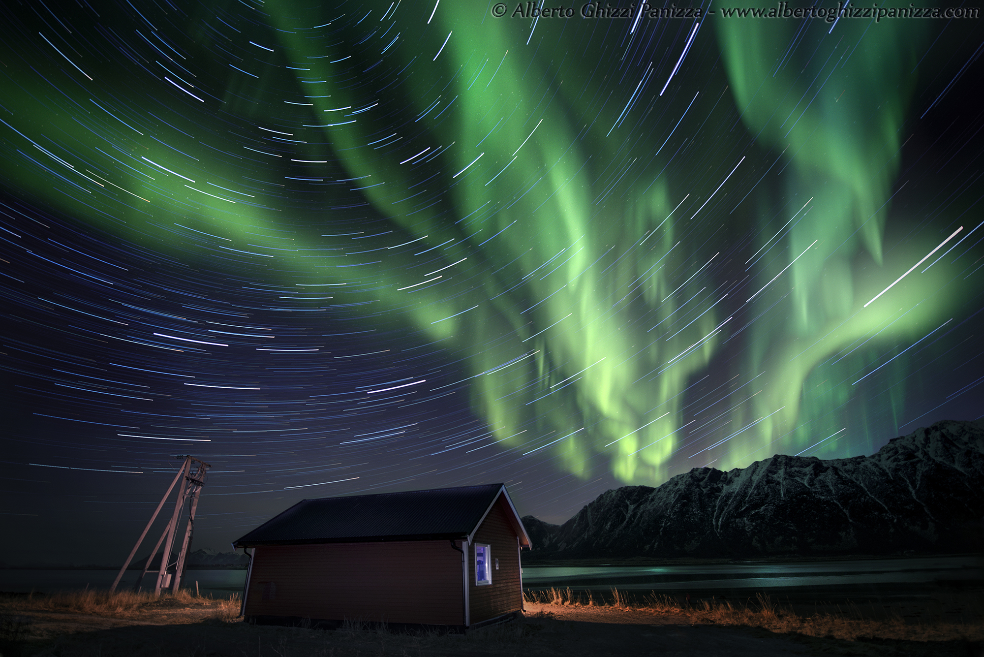 Startrail sotto lo splendore dell'aurora boreale