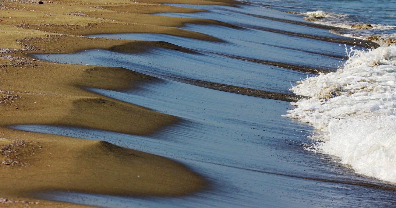 With brush strokes of the sea ...