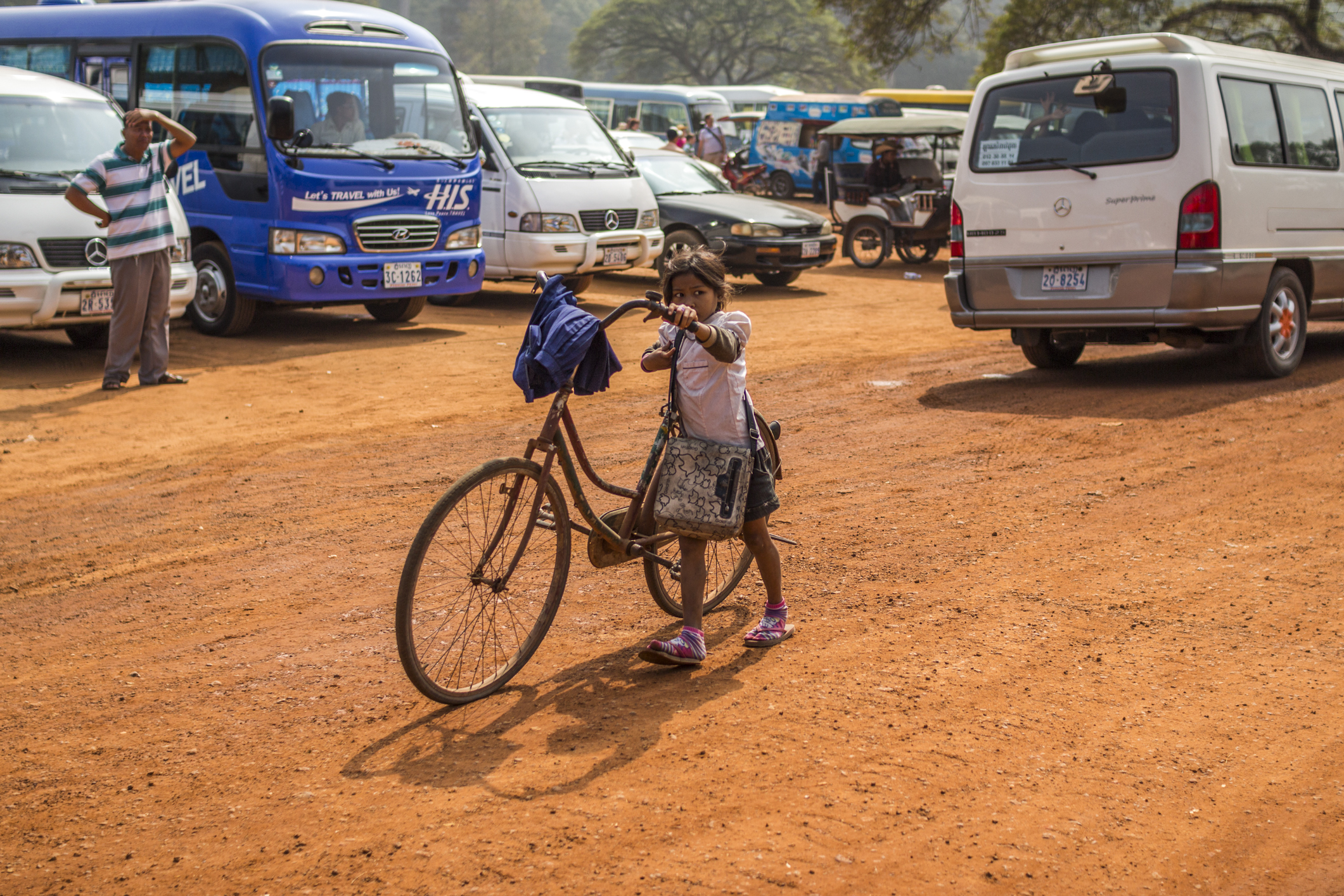 La bambina e la grande bici