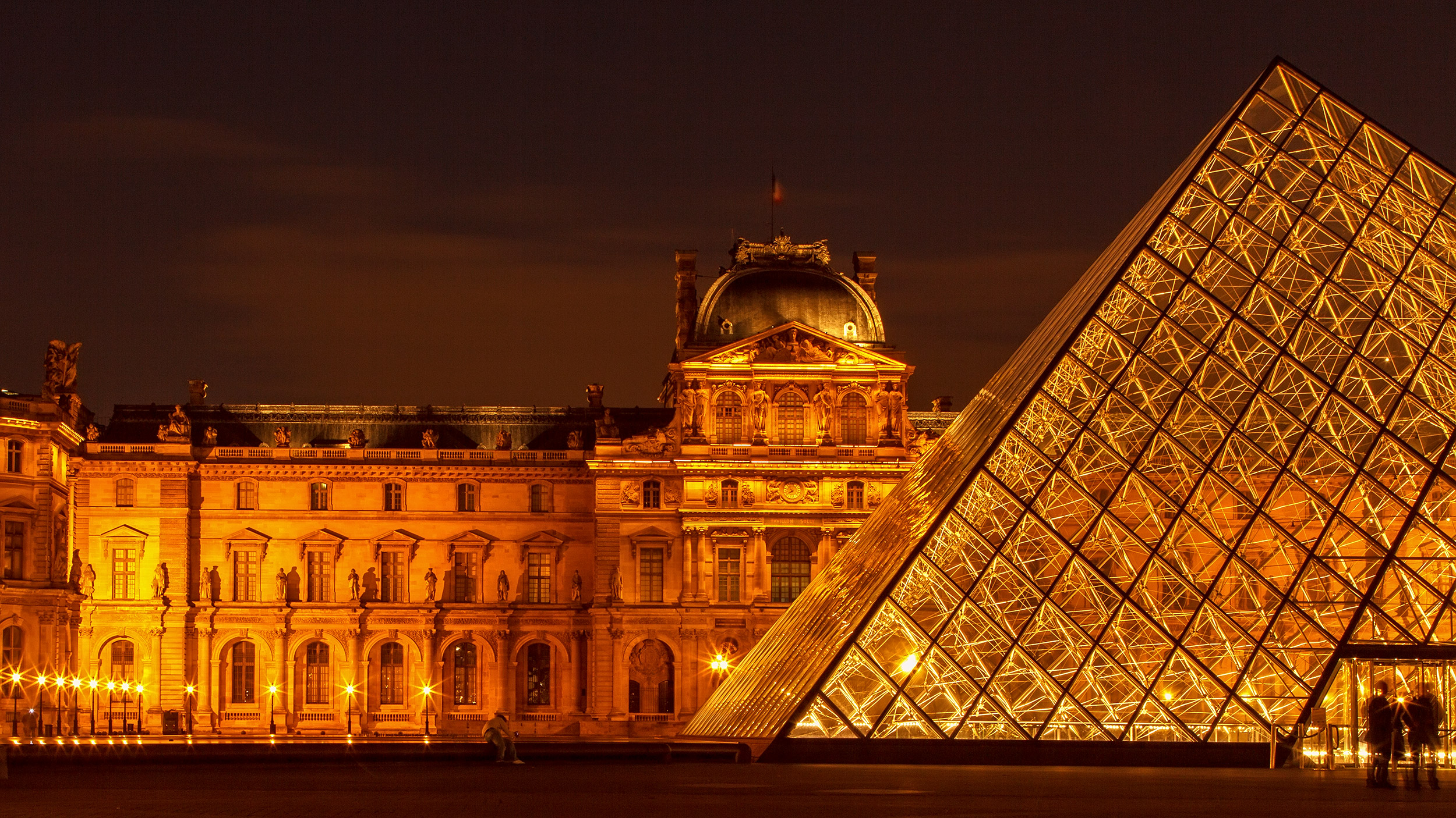 Night at the famous Louvre 3